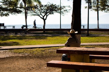 Ajijic, Jalisco, Meksika 'da sabah güneşinin tadını çıkaran bir adam.