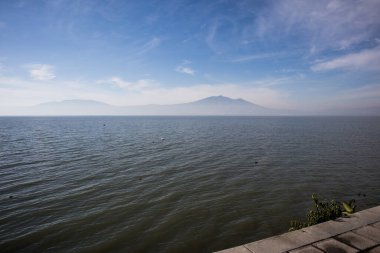 Ajijic, Jalisco, Meksika 'dan Chapala Gölü manzarası