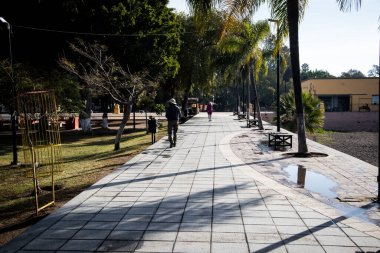 Meksika Ajijic caddesinde yürüyen yaşlı bir adam.