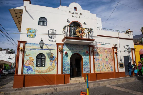 Ajijiç, Jalisco, Meksika - 15 Ocak 2021: Ajijiç şehir merkezindeki belediye binası yerel tarih resimleriyle süslendi.