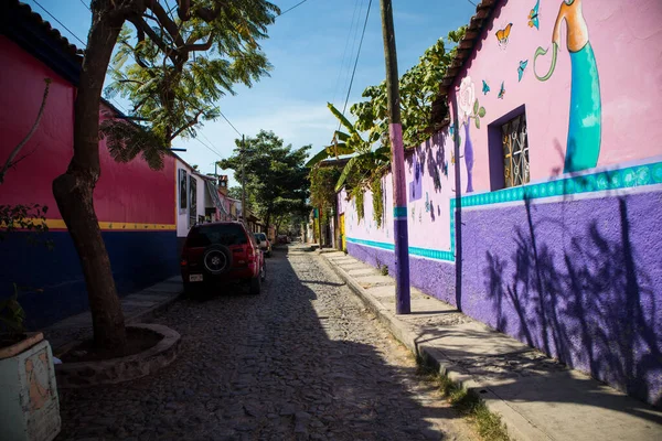 Ajijiç, Jalisco, Meksika - 15 Ocak 2021: Ajijiç 'in Chapala Gölü üzerindeki antika caddelerinde sakin bir sabah.
