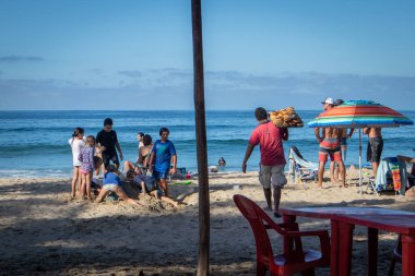 Lo de Marcos, Nayarit, Meksika - 23 Ocak 2021 Sahile gidenlere çörek satan bir adam. 