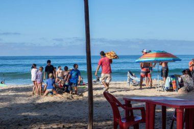 Lo de Marcos, Nayarit, Meksika - 23 Ocak 2021 Sahile gidenlere çörek satan bir adam. 