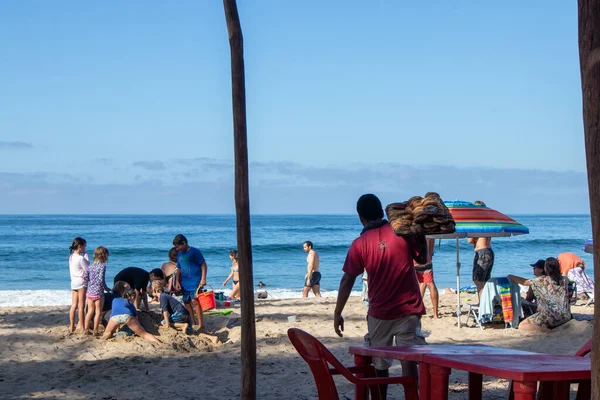 Lo de Marcos, Nayarit, Meksika - 23 Ocak 2021 Sahile gidenlere çörek satan bir adam. 