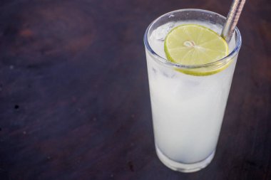 Taze meyve suyu (agua fresca) Meksika 'da geleneksel bir içecektir..