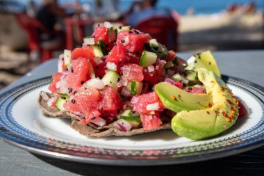 Tuna Ceviche Tostada Meksika sahilinde avokado ve limon ile servis edilir.