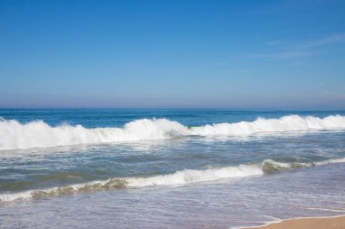 Lo de Marcos, Riviera Nayarit, Meksika 'da Pasifik Okyanusu sahillerinde dalgalar kopuyor..