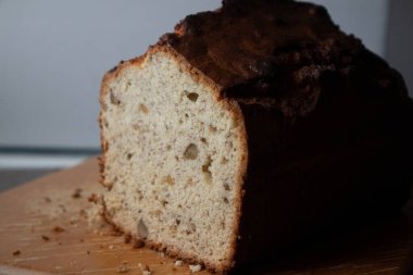 Kesme tahtasının üzerinde taze pişmiş muz ekmeği