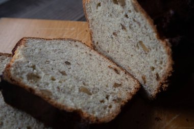 Kesme tahtasında dilimlenmiş taze bir somun muz ekmeği.