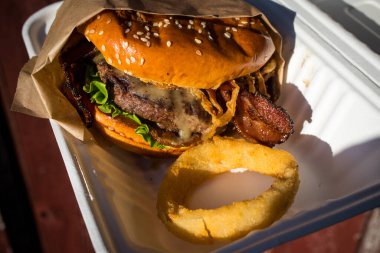 Peynirli, kızarmış, soğanlı, marullu, pastırmalı, barbekü soslu, susamlı bir çörek..