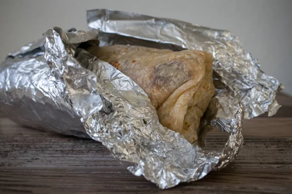 Burrito Entero Carne Asada Envuelto Papel Aluminio Abierto Sentado Sobre — Foto de Stock