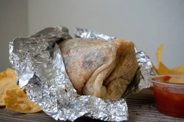 Burrito Entero Carne Asada Envuelto Papel Aluminio Abierto Sentado Una — Foto de Stock