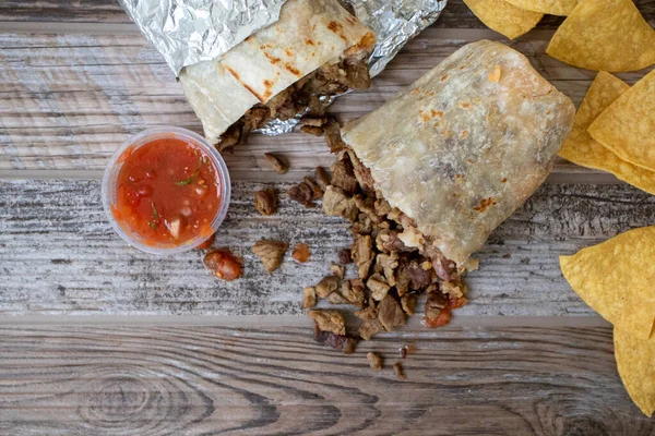 Sobrecarga Una Carne Asada Burrito Ternera Cortado Por Mitad Con — Foto de Stock