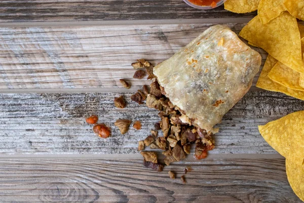 Medio Burrito Carne Asada Una Tortilla Harina Está Sentado Una — Foto de Stock