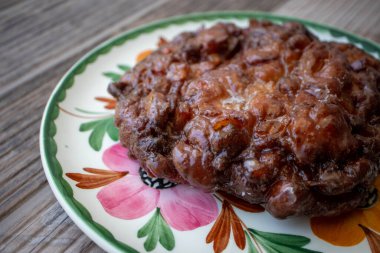 Çörekçide kahvaltı için elmalı börek.