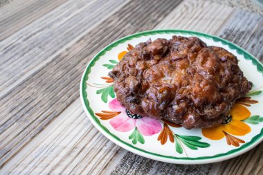 Çörekçide kahvaltı için elmalı börek.