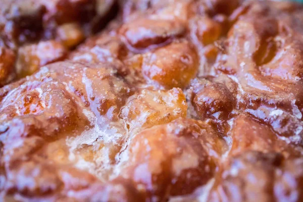 Makro, kahvaltıda çörek dükkanında elmalı böreğin dokusunu kapat.