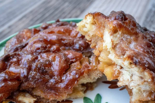 Kahvaltıda elmalı börek. İçi elma parçalarıyla dolu..