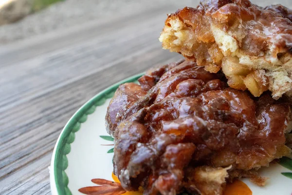 Kahvaltıda elmalı börek. İçi elma parçalarıyla dolu..