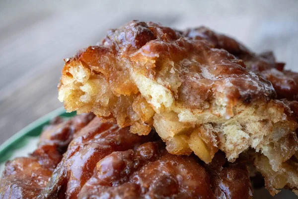 Kahvaltıda elmalı börek. İçi elma parçalarıyla dolu..