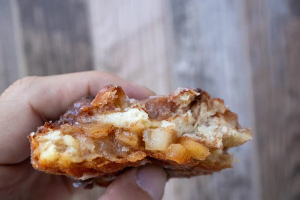 Een Hand Houden Appel Beignets Gebak Met Stukjes Appels Kaneel — Stockfoto