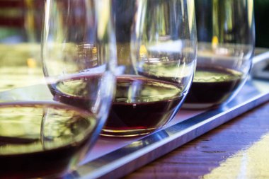 Şarap tatma odasında boş bardakların yakın plan çekimi.