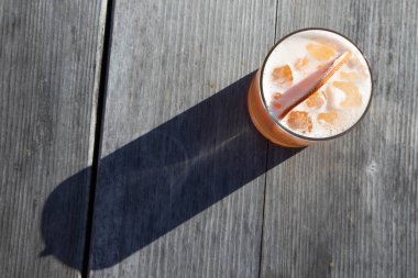 Kaliforniya, Bodega Körfezi 'ndeki bir açık hava barında portakallı bir viski kokteyli.