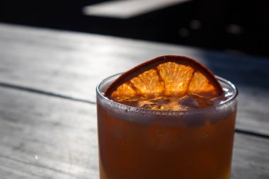 Viski kokteyli portakallı. Kaliforniya, Bodega Bay 'de bir açık hava barında servis ediliyor.