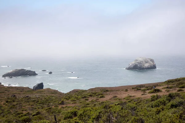 Malerische Aufnahme Des Schönen Ziegenfelsens Der Küste Während Des Nebligen — Stockfoto
