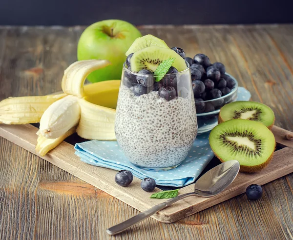 Healthy breakfast or morning snack with chia seeds pudding and b — Stock Photo, Image