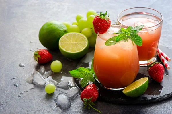 Bebida fresca de morango, limonada refrescante — Fotografia de Stock