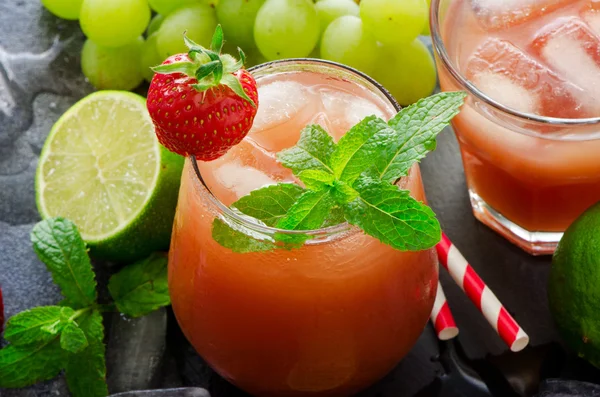 Boisson fraise fraîche, limonade froide juteuse aux citrons verts et menthe — Photo