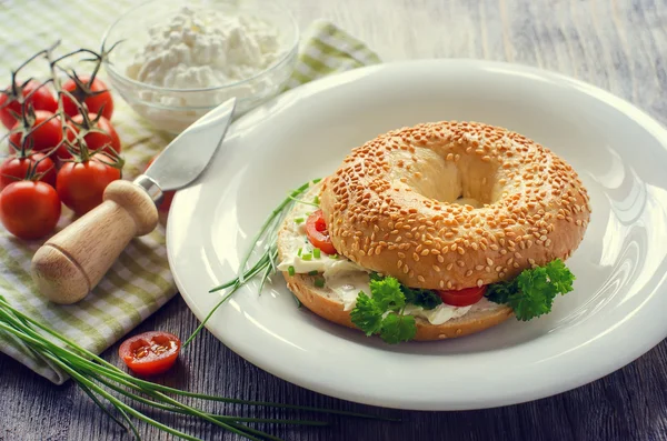 Krem peynir, domates ve Frenk soğanı sağlıklı snack için simit — Stok fotoğraf