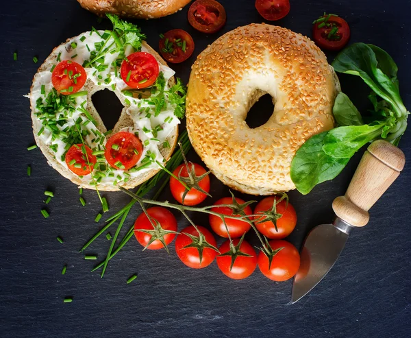 A krémsajt, a paradicsom és a metélőhagyma, a egészséges piknik s bagel — Stock Fotó