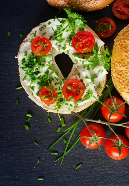 Simit krem peynir, domates ve Frenk soğanı, sağlıklı piknik s — Stok fotoğraf