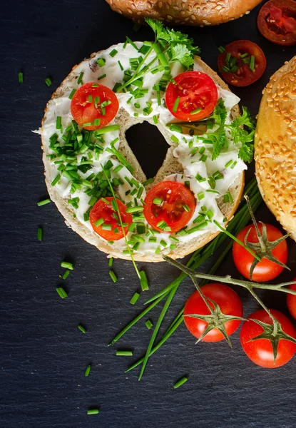 Bagels wtih cream cheese, tomates e cebolinha, piquenique saudável s — Fotografia de Stock