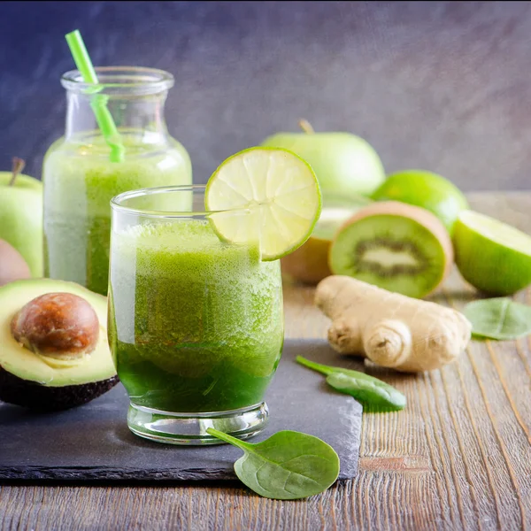 Verde fresco desintoxicación batido vegano, bebida saludable, dieta energética — Foto de Stock