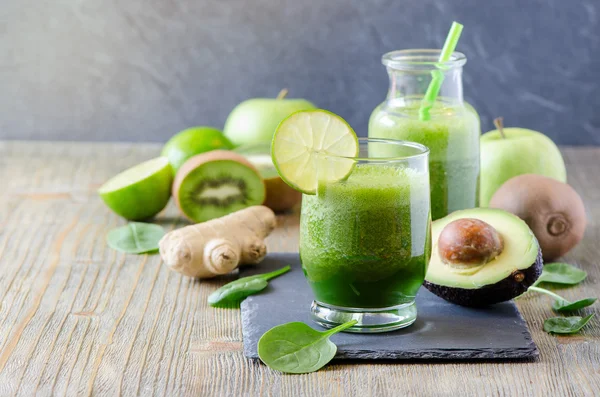 Green detox świeże smoothie wegańskie, zdrowe napoje, odchudzający — Zdjęcie stockowe