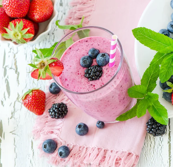 Frullato di bacche, bevanda di yogurt disintossicante estiva sana, dieta o vegana — Foto Stock