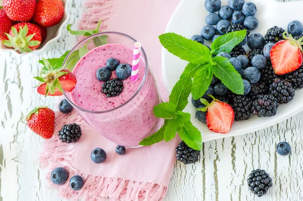 Batido de bayas, bebida saludable de yogur de desintoxicación de verano, dieta o vegano —  Fotos de Stock