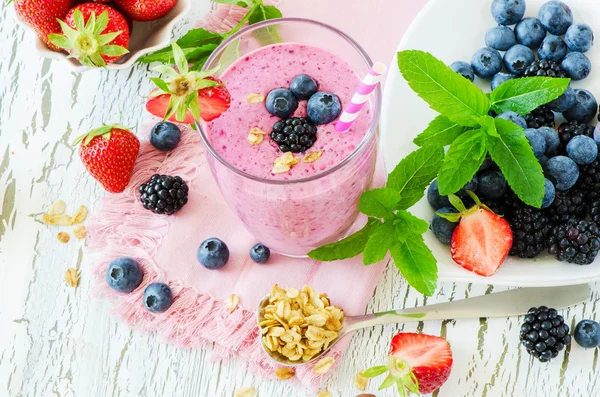 Berry smoothie, zdrowe lato napój jogurtowy detox, dieta lub wegańskie — Zdjęcie stockowe