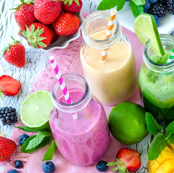 Berry y batido de frutas en botellas, yogur desintoxicante de verano saludable —  Fotos de Stock