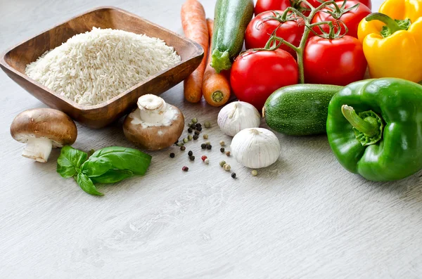 Espacio de copia de diferentes verduras crudas y arroz basmati —  Fotos de Stock