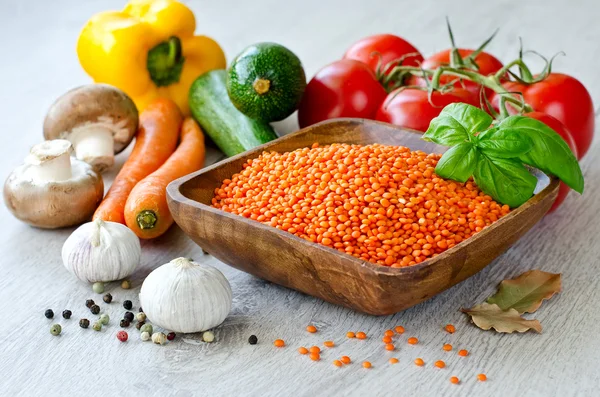Красная чечевица и различные овощи — стоковое фото