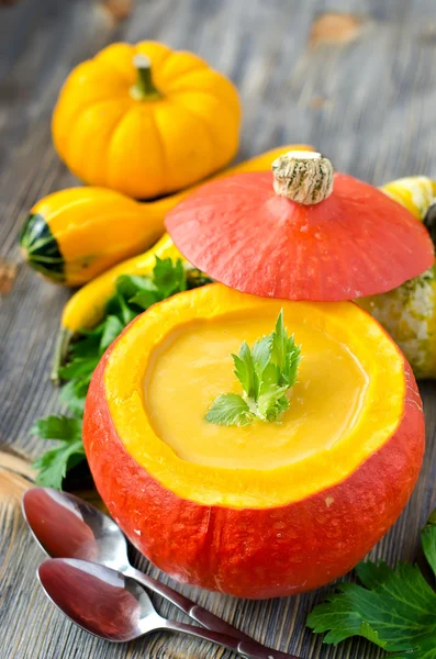 Pumpkin soup in a pumpkin for healthy dinner — Stock Photo, Image