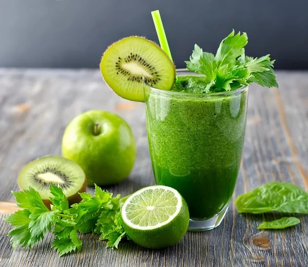 Bebida sana de batido verde con espinacas y apio — Foto de Stock