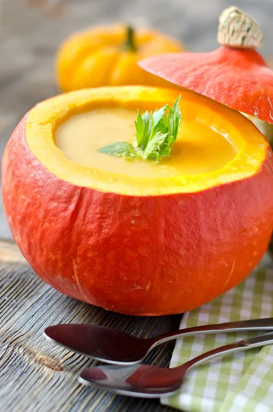 Soupe de citrouille dans une citrouille — Photo