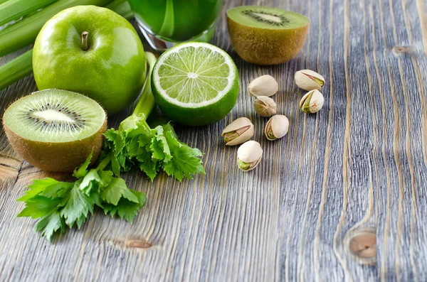 Ingredientes saludables de alimentos verdes para hacer batidos — Foto de Stock