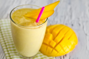 Sarı mango yoğurt smoothie sağlıklı kahvaltı için