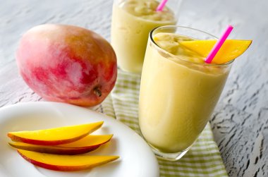 sağlıklı mango tropik smoothie yatay